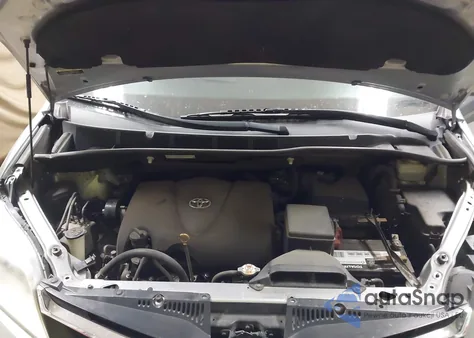 2018 Toyota Sienna Le 8 Passenger z USA, uszkodzony, nr VIN 5TDKZ3DCXJS937683